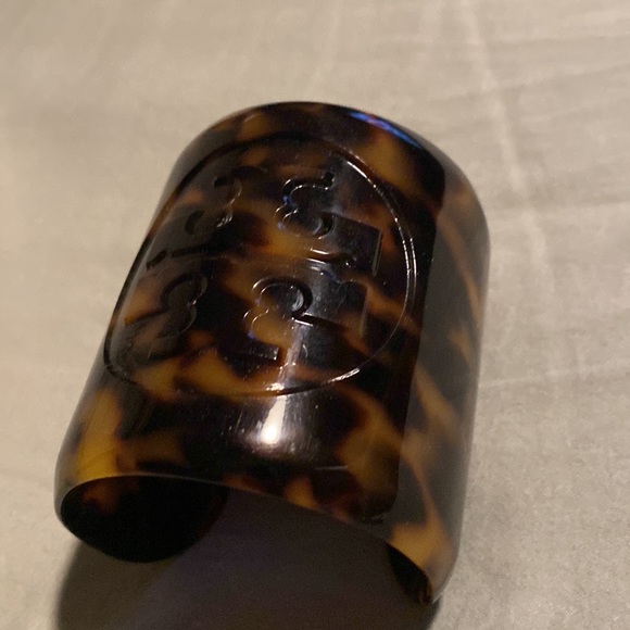 Tory Burch | Tortoise Resin Logo Statement Cuff - Picture 2 of 6
